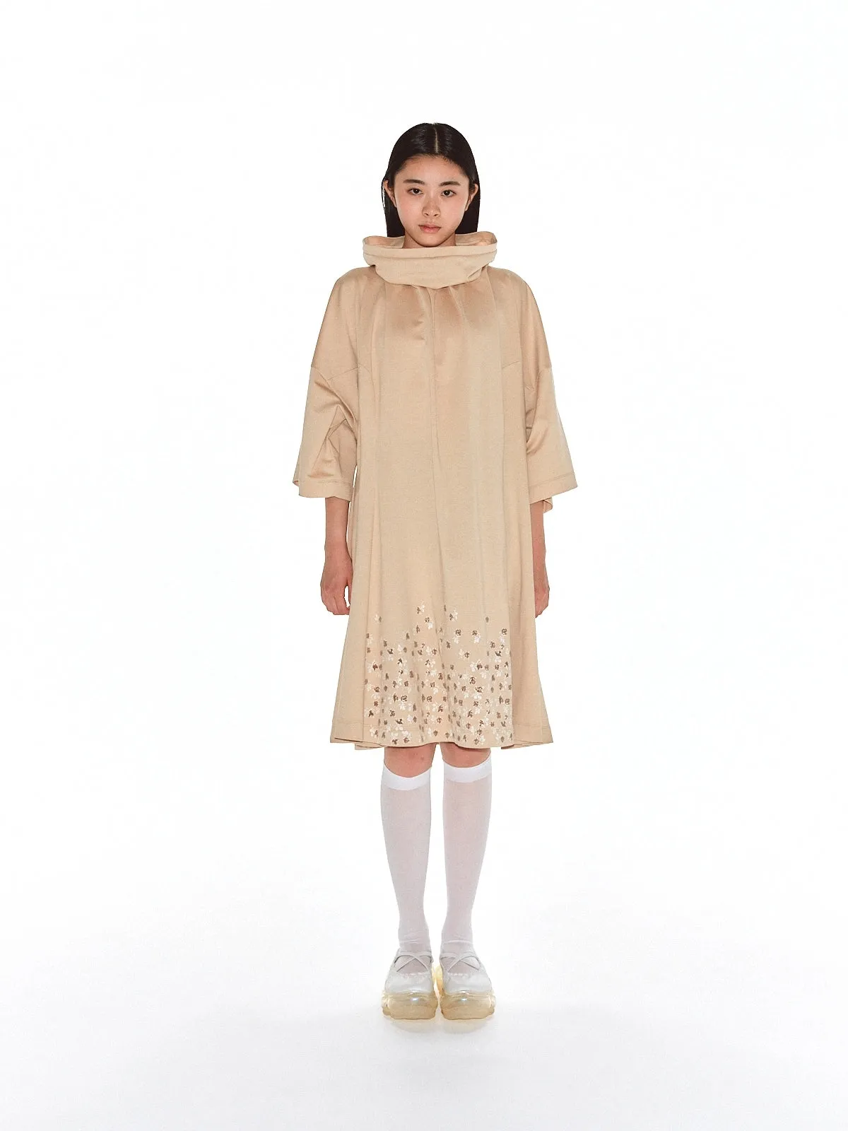 Sculpture Neck Short Flower / Beige